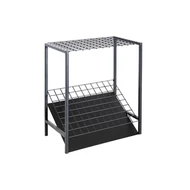 Seprűk, ásók, nyelek bemutatóállványa