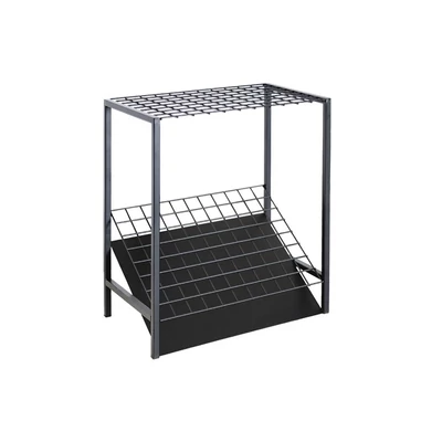 Seprűk, ásók, nyelek bemutatóállványa